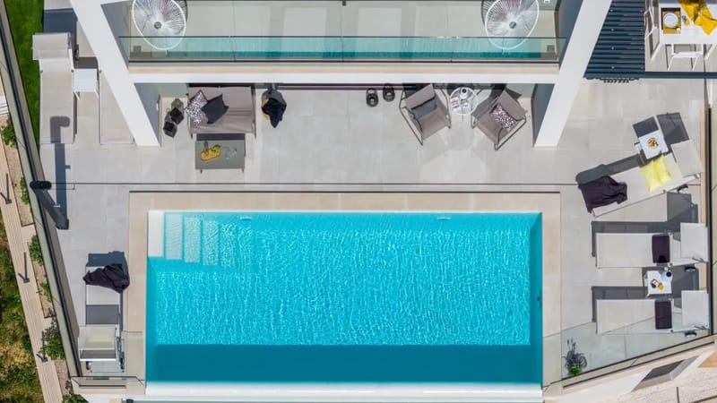 Piscina privada climatizada de 5 por 2,5 metros con sistema de electrólisis