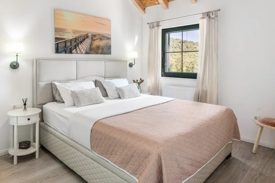 Bedroom No1 with queen size bed 160cm x 200cm.