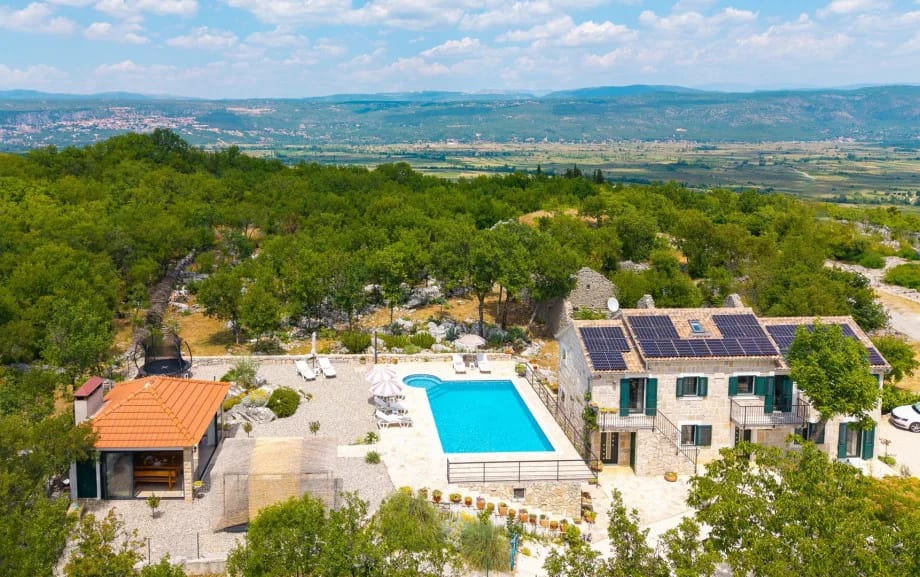 Villa Lugareva con piscina privada de 52 m², 4 dormitorios, 4 baños, cocina de verano, entorno tradicional y zona de juegos infantiles