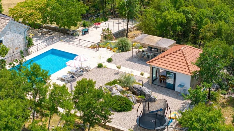 La zona exterior también ofrece un rincón de descanso y una cocina de verano totalmente equipada con una zona de barbacoa tradicional, mesas de comedor, TV y un aseo independiente.