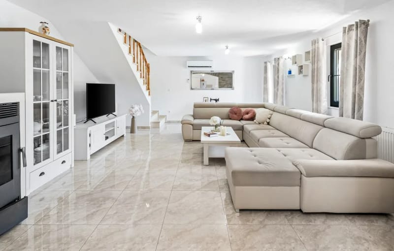 La planta baja ofrece una amplia zona de salón y comedor