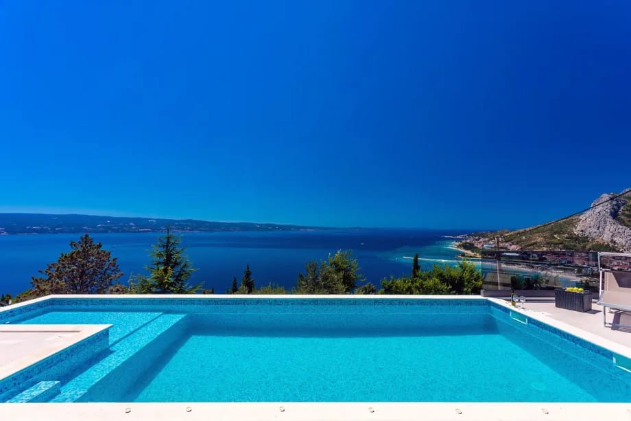 La villa ofrece vistas despejadas y panorámicas al mar en un entorno tranquilo y privado
