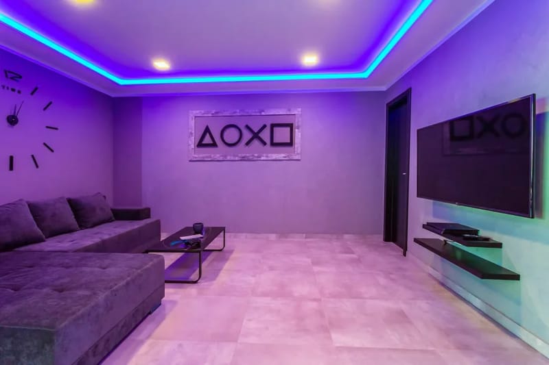 Sala multimedia con TV, consola de juegos PS4, wifi gratuito y aire acondicionado (planta semisótano)