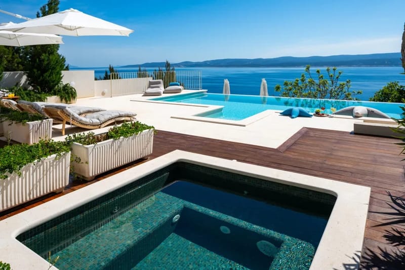 Jacuzzi al aire libre, de 2 m x 2 m, con vistas al mar