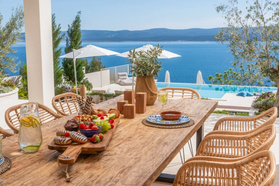 Zona de comedor y barbacoa al aire libre con mesa para 10 personas