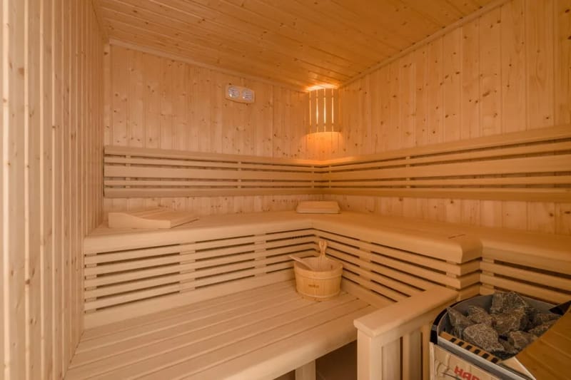 Sauna para 4–5 personas en la planta semisótano