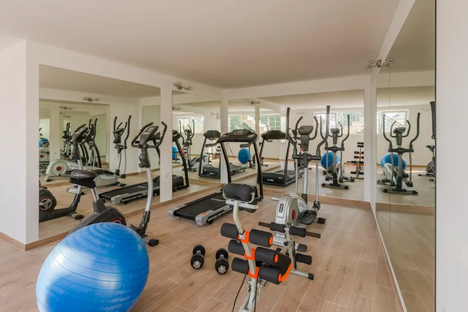 Sala de fitness en la planta semisótano