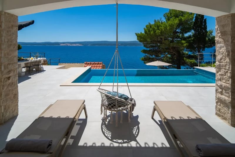 Terraza exterior con piscina privada climatizada de 32 m².