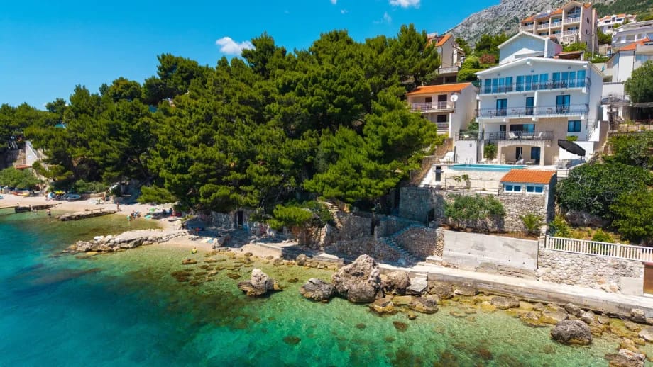The villa is 15 meters from the sea.