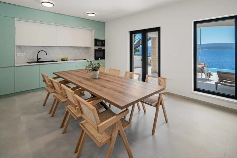 Cocina totalmente equipada con electrodomésticos modernos y frigorífico de dos puertas.