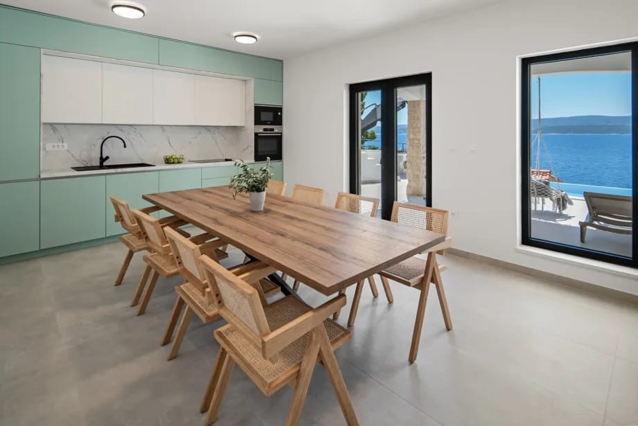 Fully equipped kitchen with modern appliances and a two-door refrigerator.