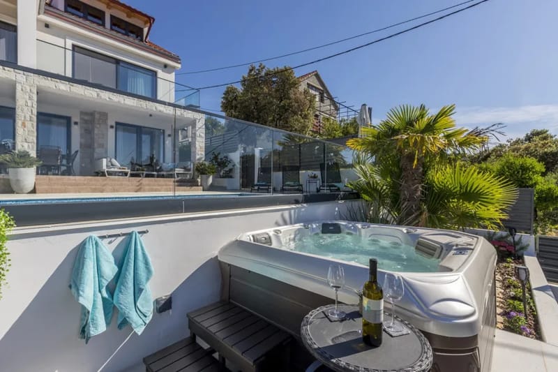 La zona exterior también ofrece un jacuzzi para 4 personas