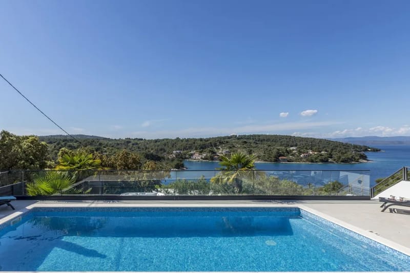 Piscina privada climatizada de 30 m² (8 m x 3,7 m) con sistema de hidromasaje