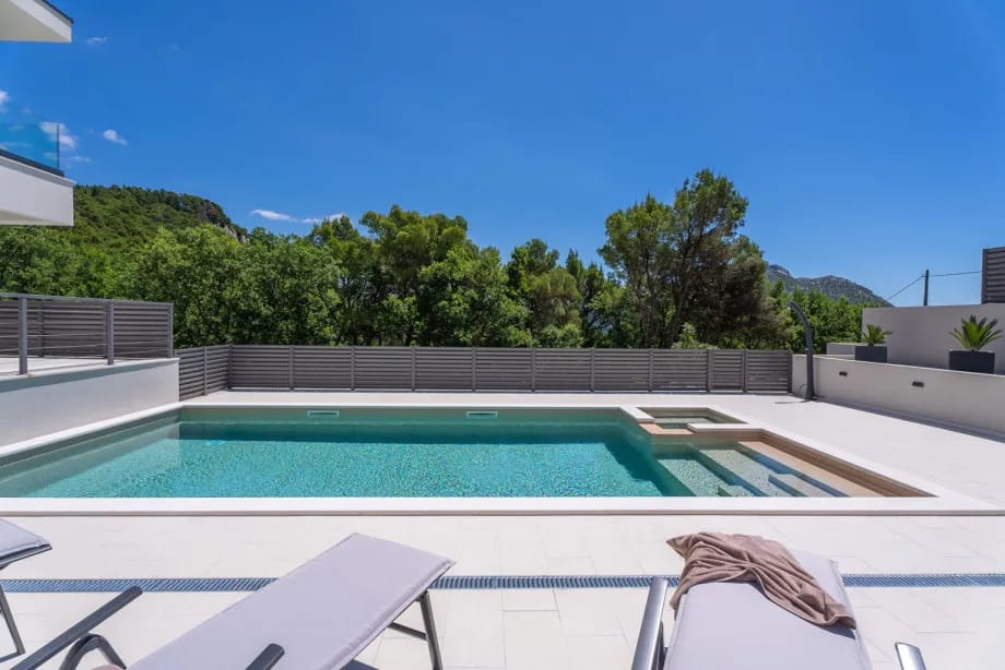 Piscina climatizada con zona de hidromasaje anexa