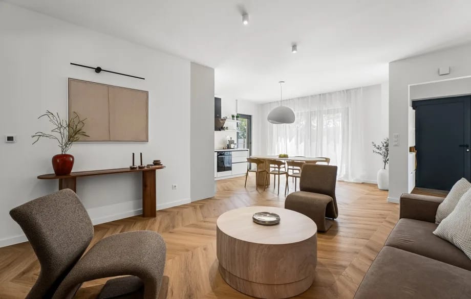 Zona de estar y comedor de planta abierta con aire acondicionado