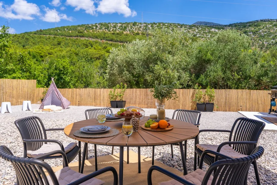 Terraza para tomar el sol con seis tumbonas, mesa de comedor y barbacoa