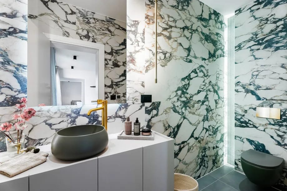 Baño privado integrado en el dormitorio con ducha, toallas y secador de pelo.