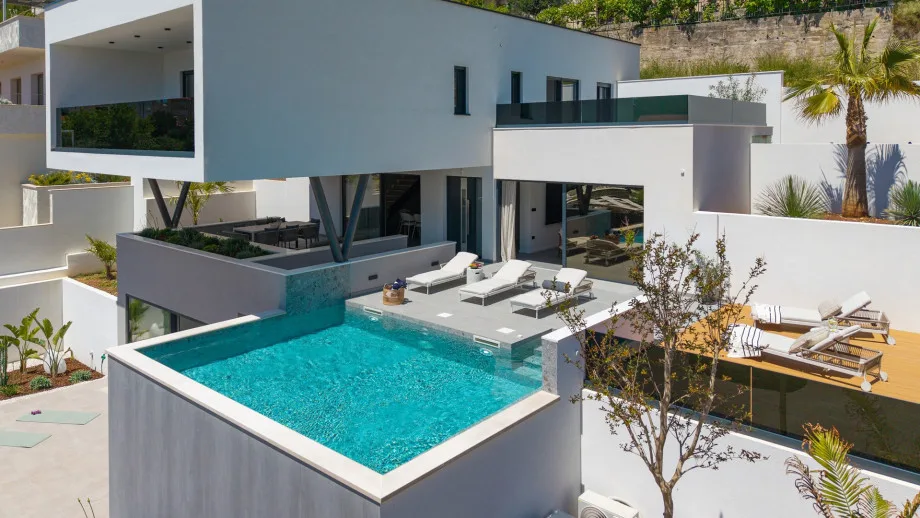 Piscina privada climatizada de 6,5 m x 4,5 m.