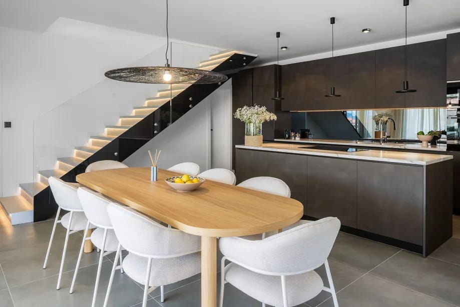 La primera planta cuenta con una cocina totalmente equipada.