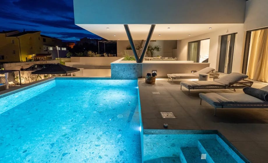 Bienvenido a Villa Siete, una obra maestra moderna que representa la máxima expresión del lujo y la comodidad.