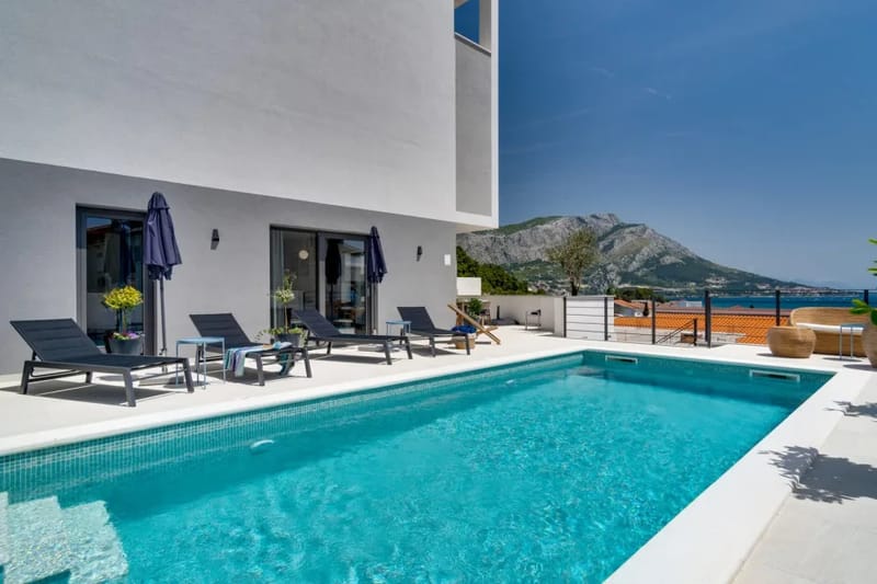 Piscina privada climatizada con hidromasaje, vistas increíbles al mar desde todas las habitaciones
