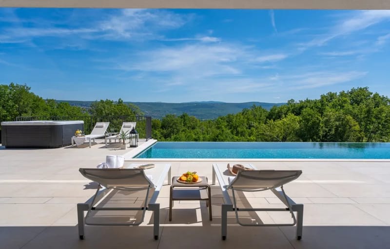 Piscina infinita climatizada de 11 m × 4,5 m