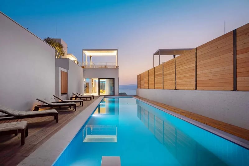 Villa Bura, de diseño de alta gama, con piscina climatizada, jacuzzi, zona de bienestar, gimnasio, sauna, 3 dormitorios y vistas despejadas al mar.