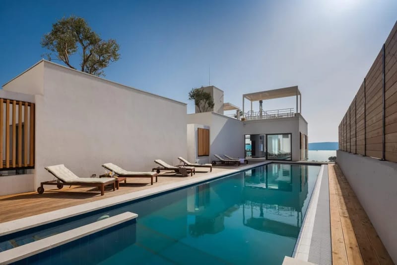La zona exterior ofrece una piscina privada climatizada con banco de hidromasaje, solárium, zona de estar y ducha exterior.