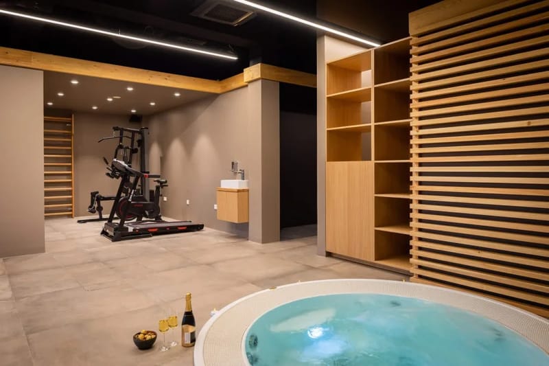La zona de bienestar incluye un gimnasio con equipo de ejercicio multifunción, cinta de correr y bicicleta estática.