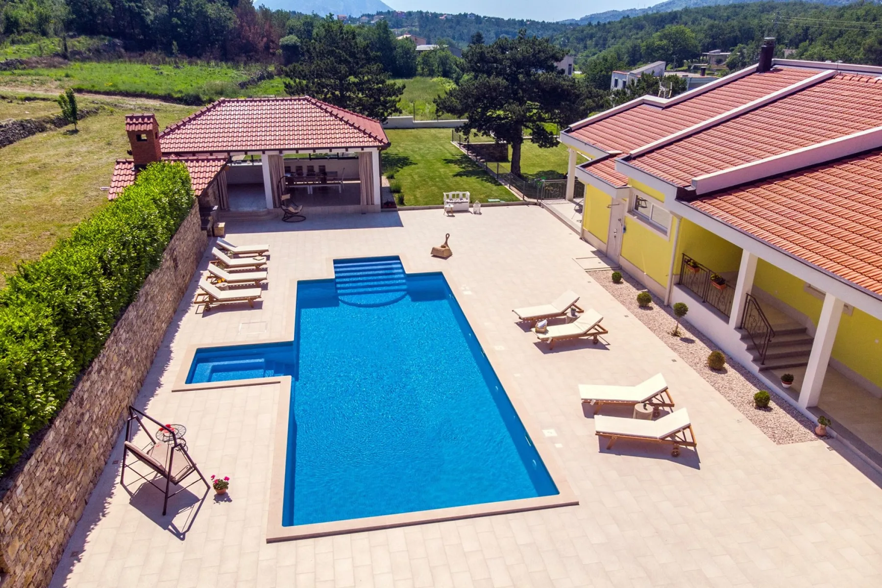 Piscina de 60 m² y amplia zona de solárium