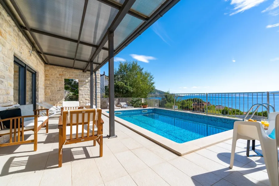 Villa Oslo with heated pool, sea views and 4 bedrooms