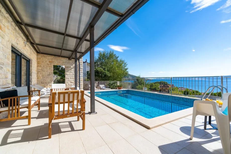 Villa Oslo with heated pool, sea views and 4 bedrooms