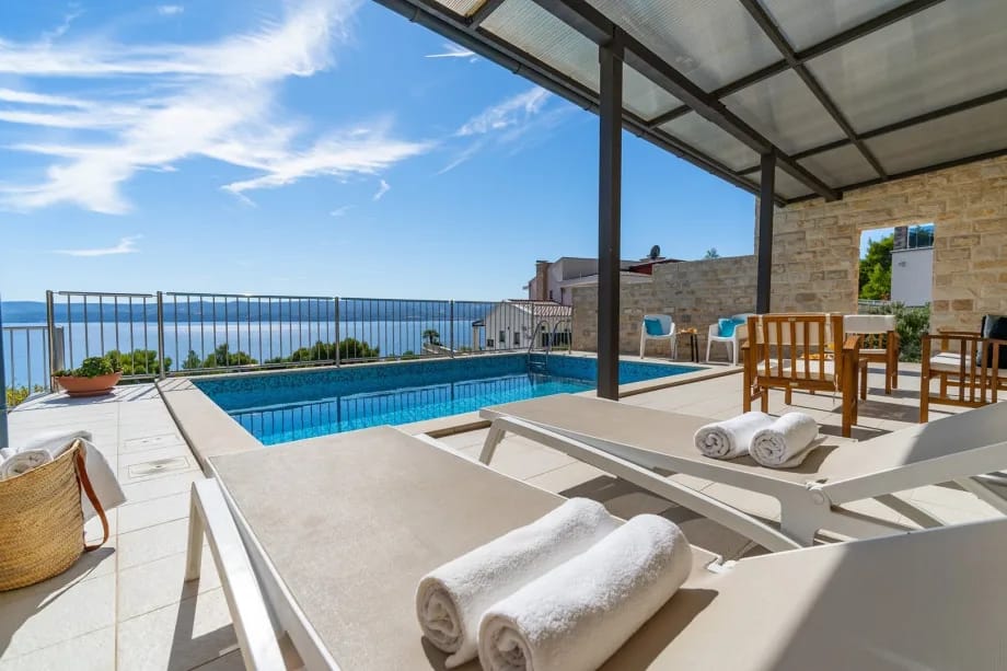 Villa Oslo with heated pool, sea views and 4 bedrooms