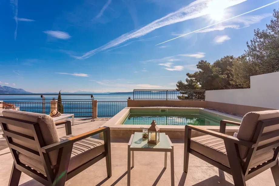 Sitting area by the pool and Jacuzzi with sea view.