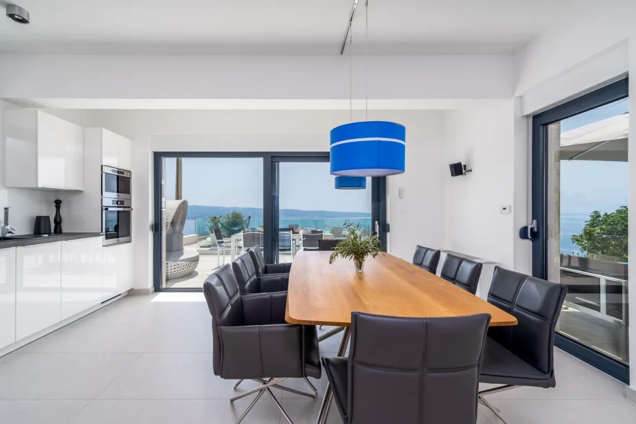 Salón y comedor con aire acondicionado en toda la estancia.