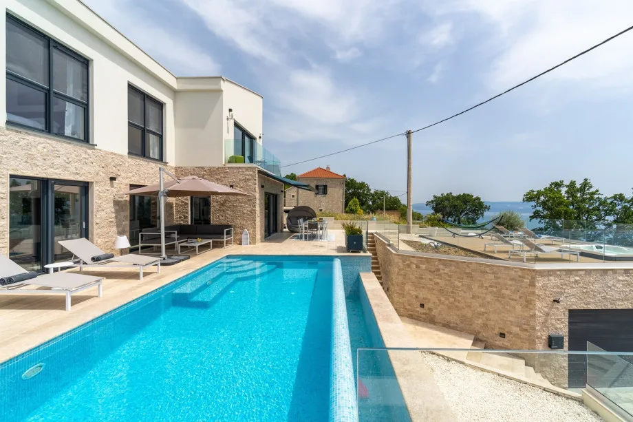Villa Nautique con vistas al pueblo y a la costa.