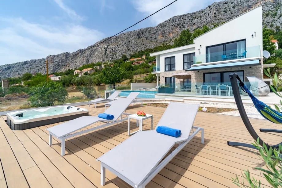 Private heated infinity pool with no-Chlorine system, Hot Tub, sun decks and outdoor shower.