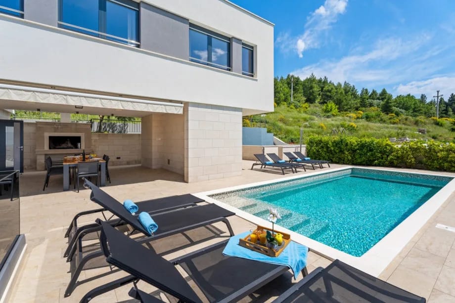 Terraza para tomar el sol con piscina climatizada y seis tumbonas