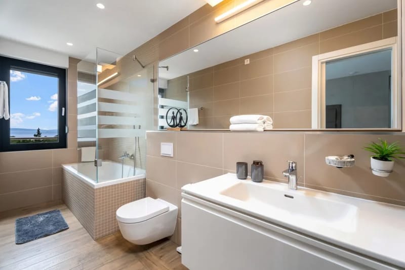 Baño privado con bañera y ducha