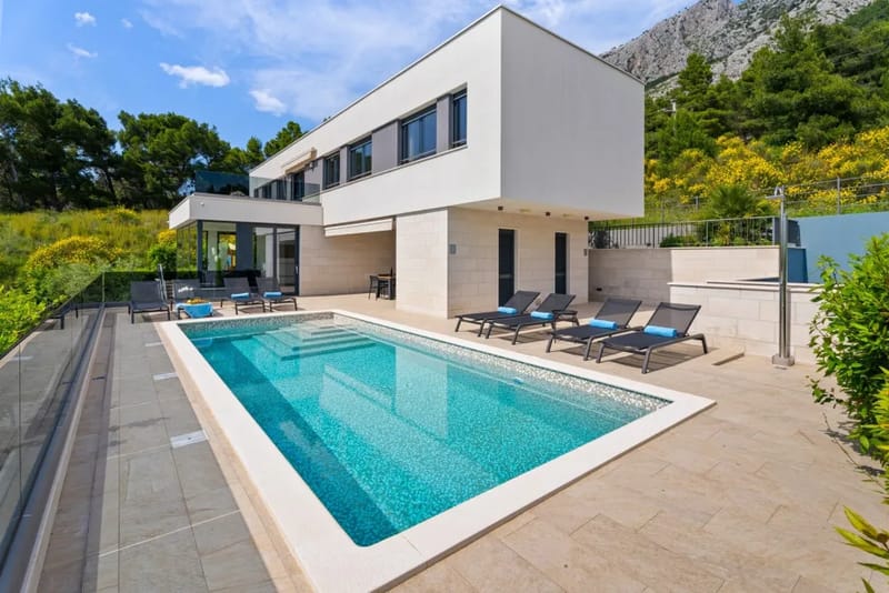 Piscina climatizada con terraza para tomar el sol, comedor al aire libre y barbacoa