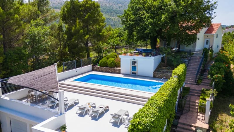 Villa Provos con piscina privada, sauna finlandesa, vistas a las montañas y playa a 7 km