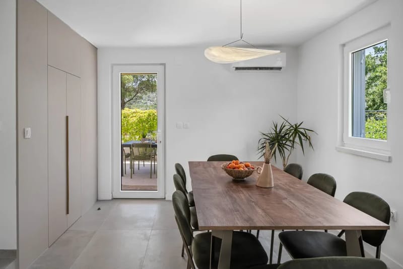 Cocina totalmente equipada con acceso directo a una zona de comedor exterior cubierta