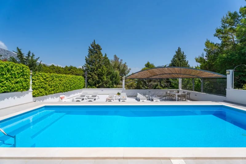 Piscina privada de 10 m x 4 m con hidromasaje, solárium y privacidad absoluta