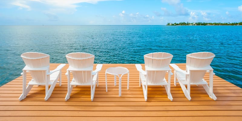 Sillas Adirondack junto al muelle