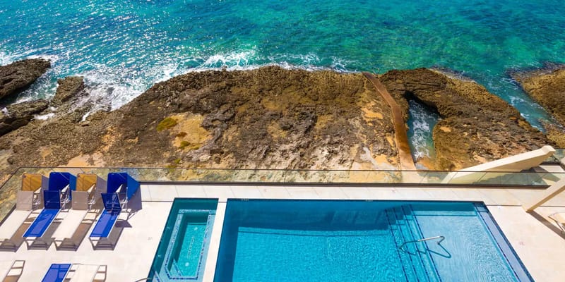 Piscina vista desde arriba