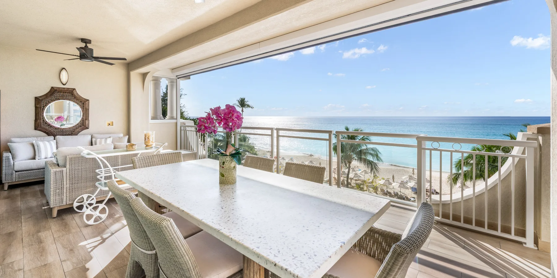 Un comedor luminoso se abre a un balcón con vista al mar.