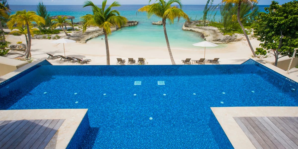 Piscina del complejo