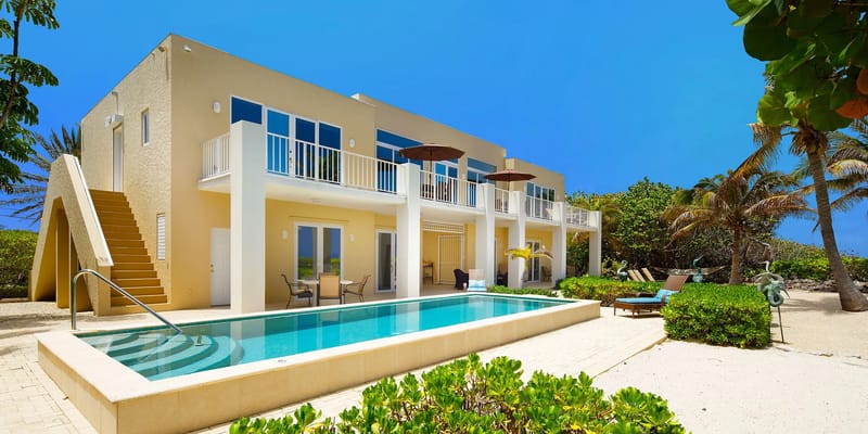 Fachada trasera de Villa Caymanas