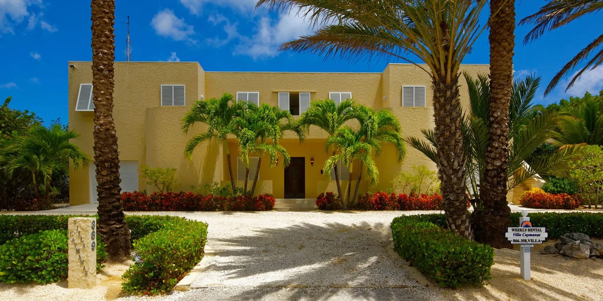 Villa Caymanas driveway