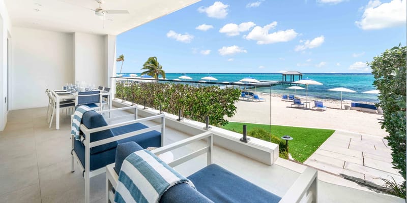 Terraza y acceso a la playa
